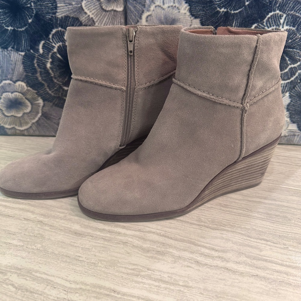 Lucky Brand Booties LP- Zollini Dune
Split Tan Suede Ankle Boots
Size: Women's 9